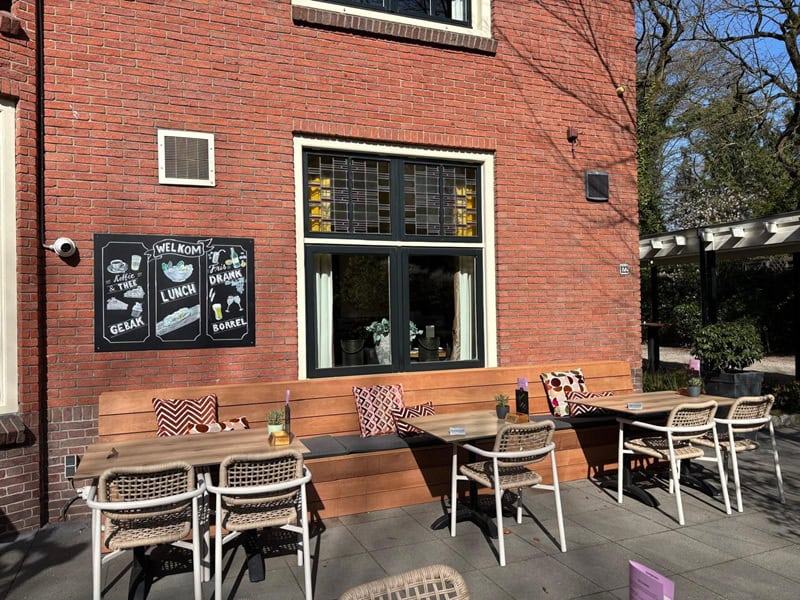 Terras van De Eetvilla Soest met zon en buitenbeleving voor lunch, borrel en diner in het groen van Soest